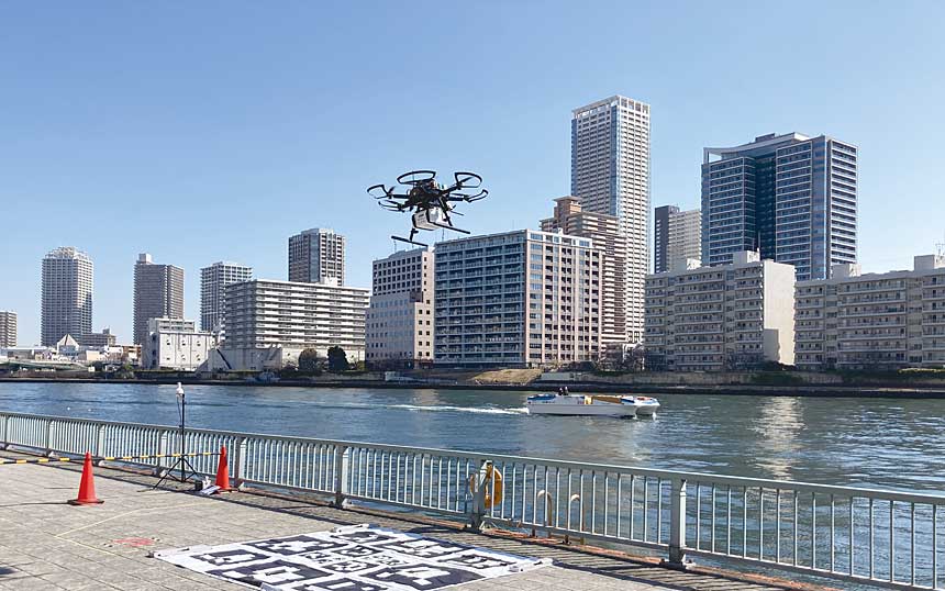 隅田川上空を横断するドローン